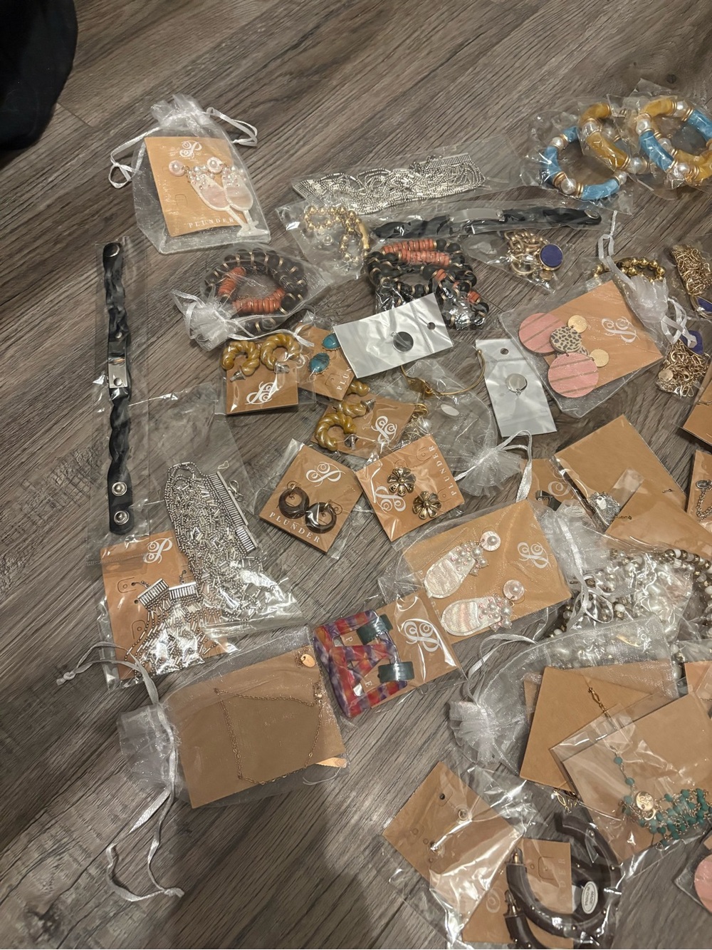 75 piece Mixed Fashion Earrings, Necklaces and Bracelets Lot - Multicolor - Picture 6 of 6